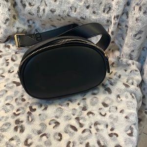 Small black Fanny pack plain
